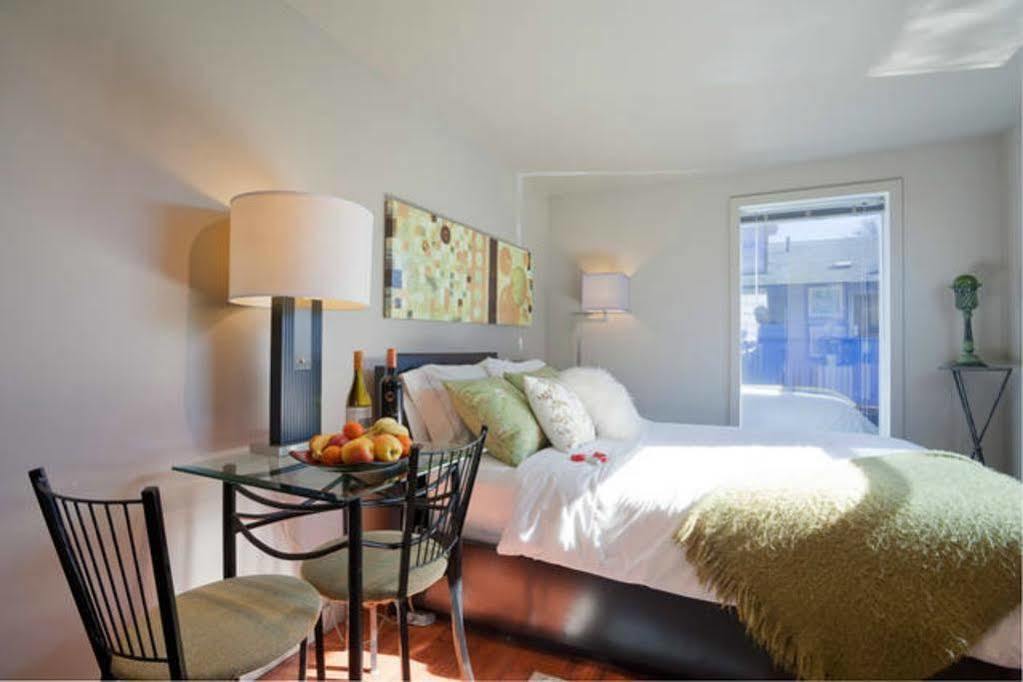 Fisherman'S Wharf Bed & Breakfast วิกตอเรีย ภายนอก รูปภาพ