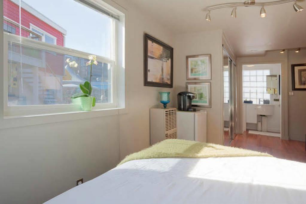 Fisherman'S Wharf Bed & Breakfast วิกตอเรีย ภายนอก รูปภาพ